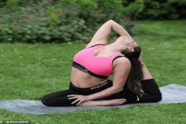 Casey Batchelor trổ tài tập yoga