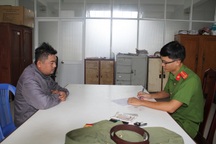 Trộm trang phục công an mặc để… ra oai