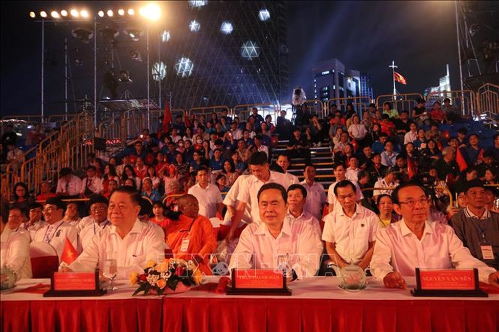 Cầu truyền hình nghệ thuật đặc biệt Thời cơ vàng kết nối 3 miền - 3 Cầu truyền hình nghệ thuật đặc biệt Thời cơ vàng kết nối 3 miền - 3