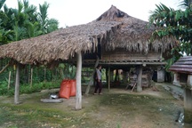 Vợ nghèo từng mua chịu quan tài cho chồng, cứ mưa to lại "bỏ nhà đi trốn"