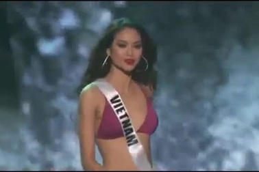 Phạm Hương bốc lửa với áo tắm