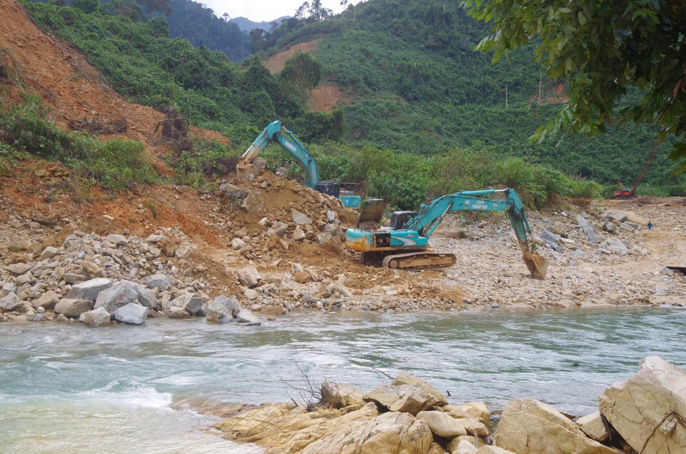 Khơi thông kênh nắn dòng chảy sông Rào Trăng để tìm người mất tích - 4 Khơi thông kênh nắn dòng chảy sông Rào Trăng để tìm người mất tích - 4