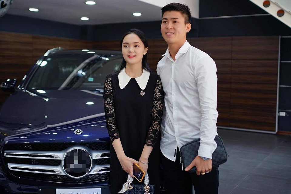 Trung vệ Bùi Tiến Dũng mua xế hộp bạc tỷ sành điệu tặng hôn thê - 5 Trung vệ Bùi Tiến Dũng mua xế hộp bạc tỷ sành điệu tặng hôn thê - 5