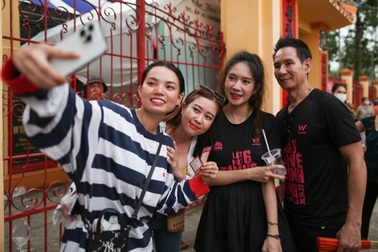 2.000 bà con Đồng Tháp trải chiếu, ngồi ghế nhựa xem "Lật mặt 6" của Lý Hải