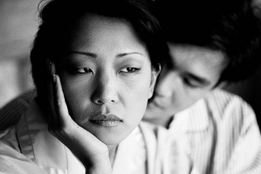 Bồ chồng vác con tìm đến tận nhà yêu cầu tôi "buông tha cho anh ấy"