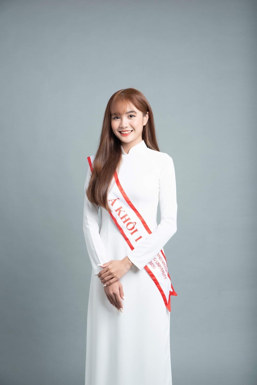 Nữ sinh ĐH Văn Lang sở hữu nét đẹp dịu dàng, thanh khiết say đắm lòng người - 2 Nữ sinh ĐH Văn Lang sở hữu nét đẹp dịu dàng, thanh khiết say đắm lòng người - 2