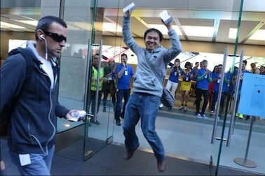 Hình ảnh trong ngày đầu tiên iPhone 5S và iPhone 5C “lên kệ”