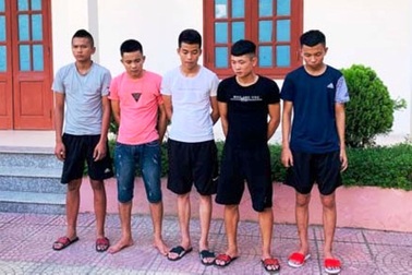 Vụ xe khách bị ném vỡ kính: Khởi tố 8 đối tượng