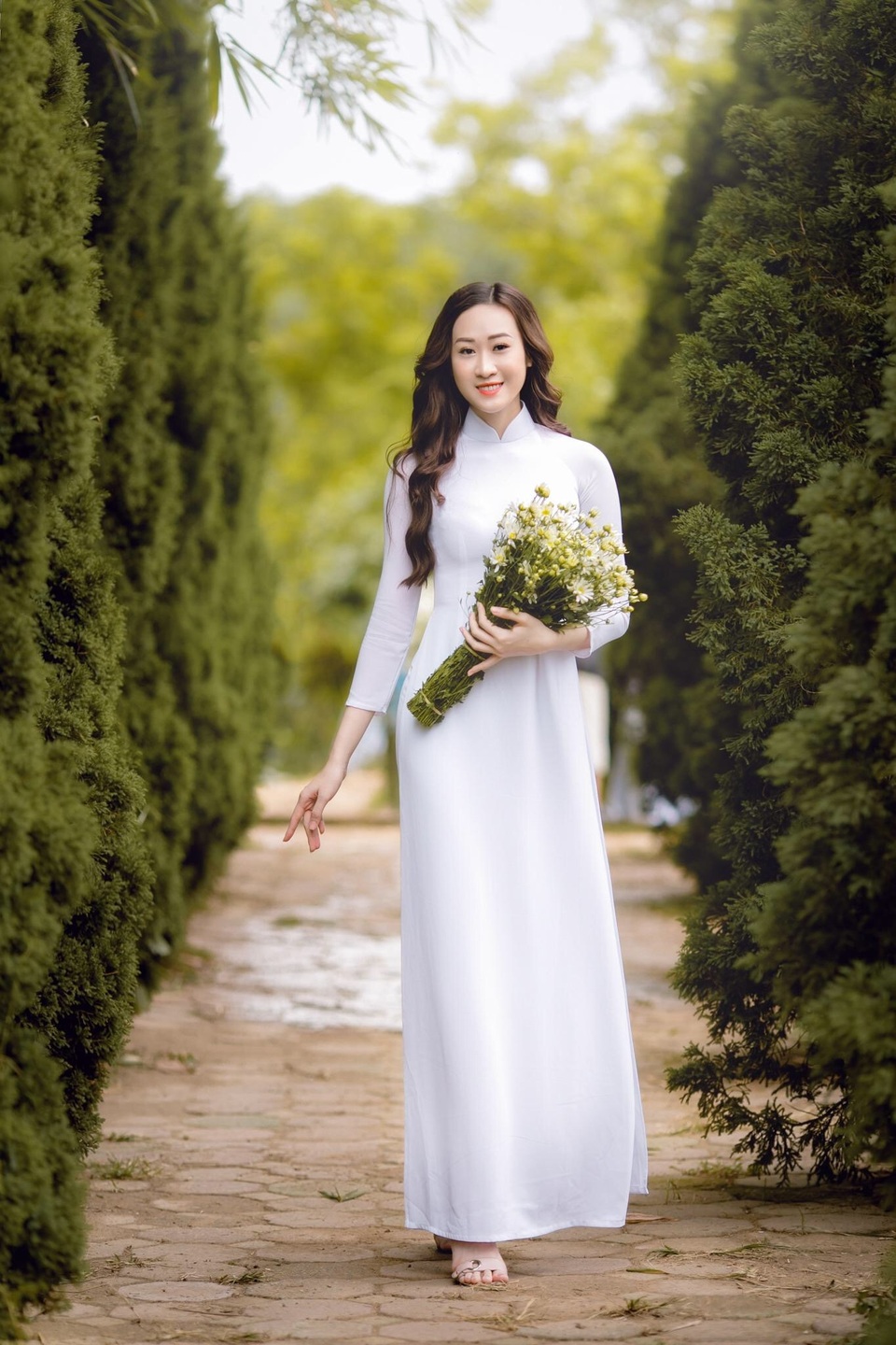 Anika Trinh Trinh nền nã với áo dài trắng và cúc họa mi - 3 Anika Trinh Trinh nền nã với áo dài trắng và cúc họa mi - 3