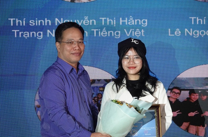 Ông Lê Ngọc Bảo (Tổ chức ChildFund Việt Nam) trao giải 3 cho đại diện nhóm đoạt giải.