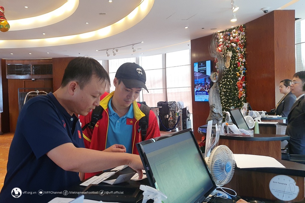Tuyển Việt Nam đến Philippines, bất ngờ vì được cổ động viên chào đón - 7 Tuyển Việt Nam đến Philippines, bất ngờ vì được cổ động viên chào đón - 7