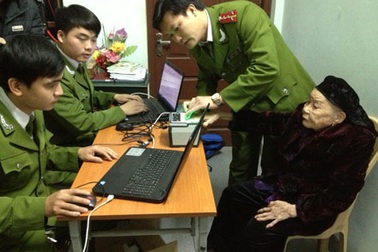 Công an đến tận nhà làm chứng minh thư cho các cụ già