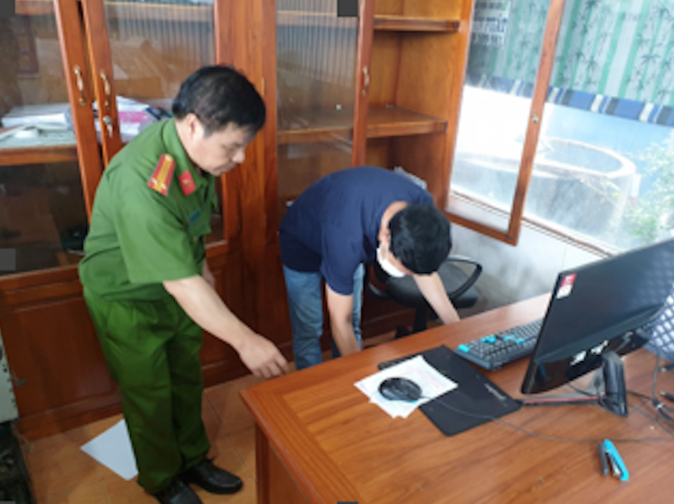 Hàng chục cảnh sát cơ động bảo vệ buổi khám xét trạm xăng 233 ở Đồng Nai - 5 Hàng chục cảnh sát cơ động bảo vệ buổi khám xét trạm xăng 233 ở Đồng Nai - 5