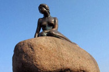 Nàng tiên cá được “tặng” đồ chơi tình dục