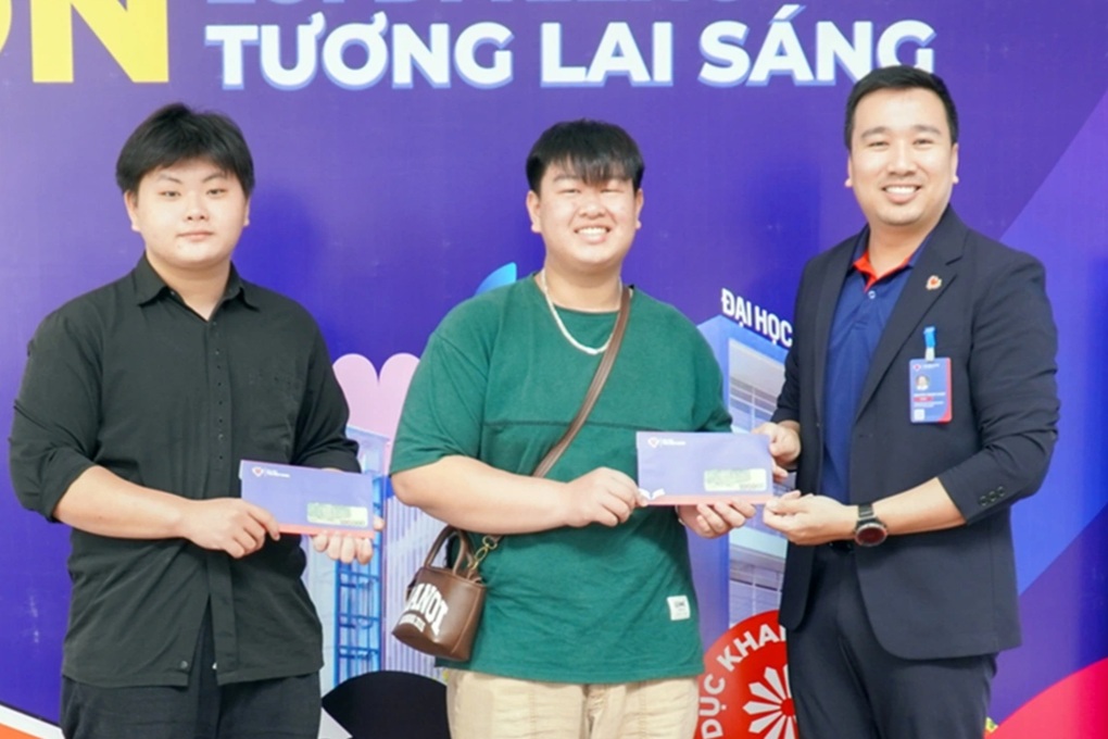 Một trường đại học ở Nha Trang tặng mỗi sinh viên 100.000 đồng dịp 2/9 - 1 Một trường đại học ở Nha Trang tặng mỗi sinh viên 100.000 đồng dịp 2/9 - 1