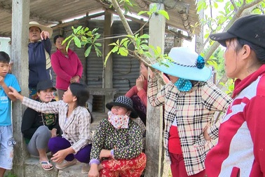 Dân bất bình vì gạo hỗ trợ người nghèo được đem chia đều