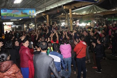 Tiểu thương chợ thành phố Hà Tĩnh ăn mừng sau khi đối thoại với Chủ tịch tỉnh