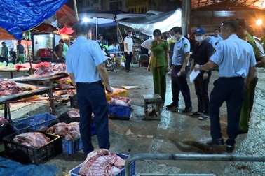 Lò cung cấp lợn nhiễm virus tả ở Hà Nội: "Hóa trang" thịt bệnh bằng máu