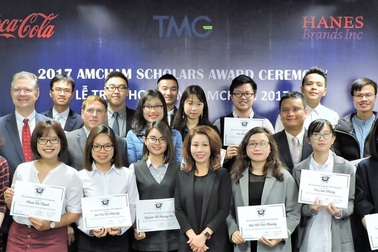 Đại sứ Hoa Kỳ tại Việt Nam trao học bổng AmCham Scholars cho 20 sinh viên năm cuối xuất sắc của Hà Nội