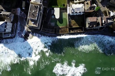 Sóng triều cường cuồn cuộn, xô tới nóc tòa nhà 3 tầng