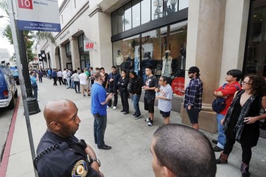 Thuê người vô gia cư xếp hàng mua iPhone 5S, iPhone 5C