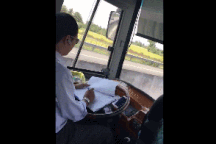 Choáng với clip tài xế xe khách vừa lái xe vừa... ghi chép