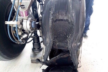 Máy bay Vietjet bị vỡ lốp sau khi hạ cánh xuống Tân Sơn Nhất