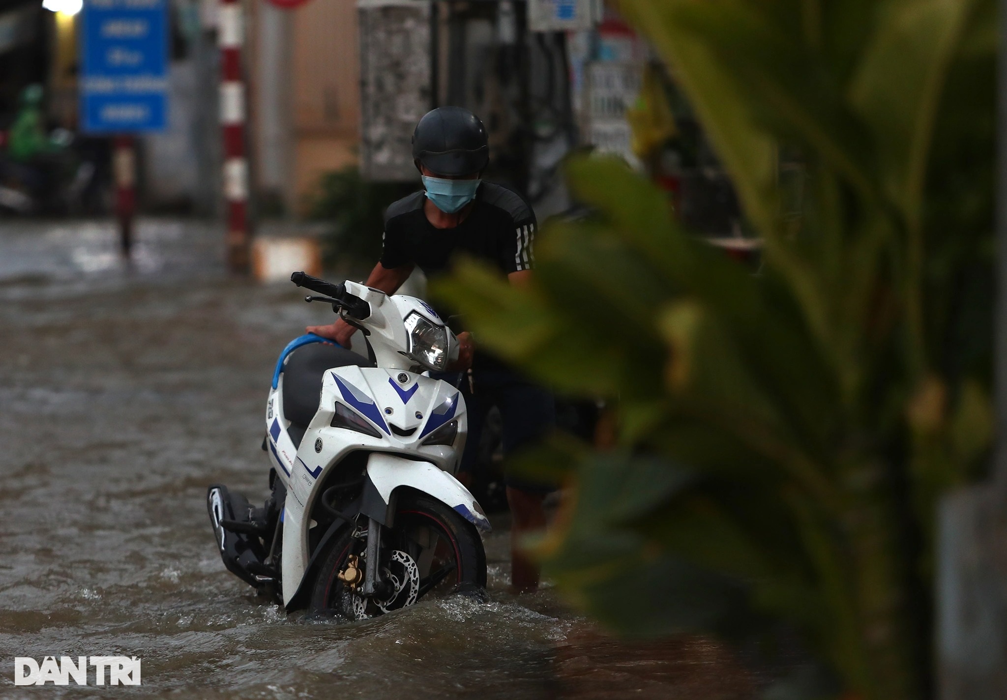 Người dân TPHCM bì bõm trên đường về nhà do triều cường dâng cao - 3 Người dân TPHCM bì bõm trên đường về nhà do triều cường dâng cao - 3