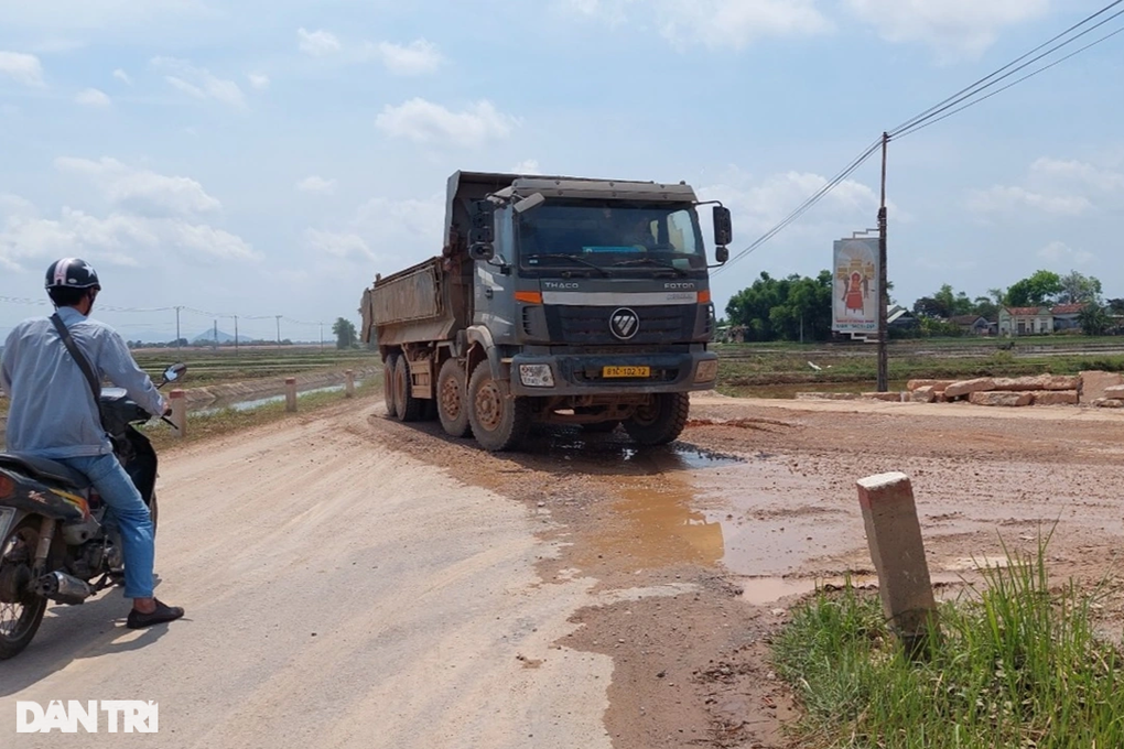 Xe chở đất cho cao tốc Bắc - Nam phải được rửa sạch trước khi ra đường - 1 Xe chở đất cho cao tốc Bắc - Nam phải được rửa sạch trước khi ra đường - 1