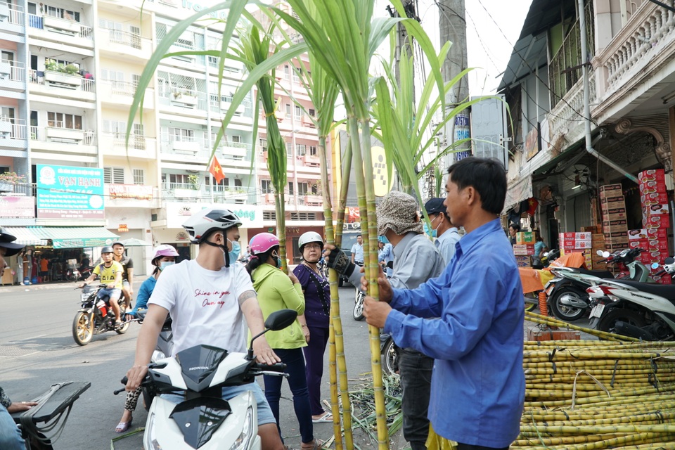 Người Sài Gòn đổ xô mua mía cầu tài đầu năm - 5 Người Sài Gòn đổ xô mua mía cầu tài đầu năm - 5