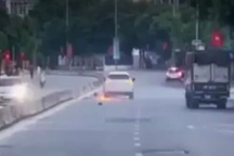 Hà Nội: Truy đuổi như trong phim người lái ô tô kéo lê xe máy dưới gầm