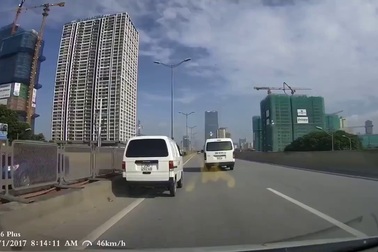 Hoảng hồn với cảnh hai xe ô tô “đấu đá” trên đường