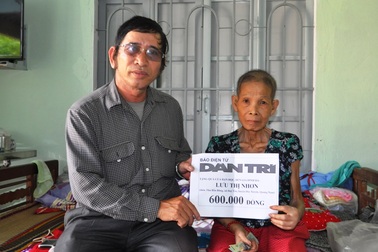 Tiếp tục trao quà nhân ái của bạn đọc đến bà Ngô Thị Bạc