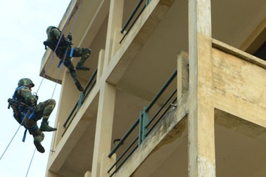 Xem chiến sĩ cận vệ bí mật tiếp cận, nhắm bắn mục tiêu