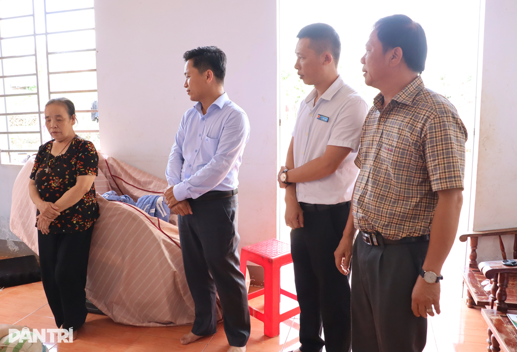 Trao hơn 100 triệu đồng giúp cụ bà nghèo khổ chữa bệnh cho con - 4 Trao hơn 100 triệu đồng giúp cụ bà nghèo khổ chữa bệnh cho con - 4