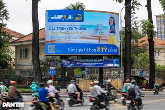 Di tích Viện Pasteur 134 tuổi ở TPHCM bị "vây" bởi biển quảng cáo, rác thải