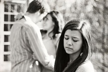 Bị níu kéo bởi “con ma tình dục” và sự “giữ chân” của người tình