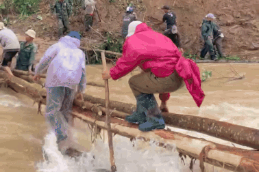 Mưa lũ lịch sử, gần 1.000 người bị cô lập, dân bắc cầu tạm vượt suối