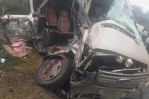 Xe khách va chạm xe đầu kéo trên quốc lộ, 2 người tử vong