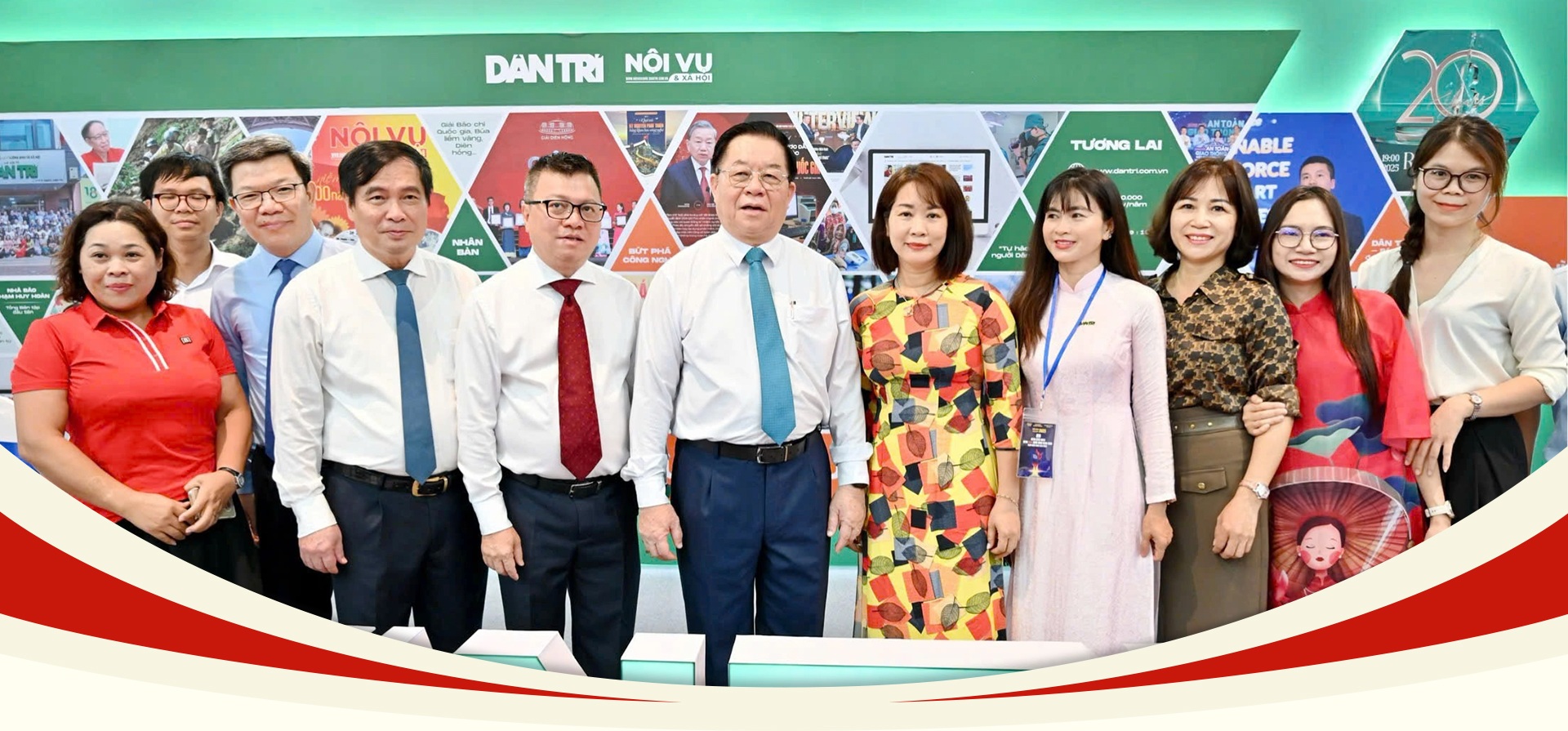Báo chí thắp sáng niềm tin, hun đúc khát vọng phát triển hùng cường - 8 Báo chí thắp sáng niềm tin, hun đúc khát vọng phát triển hùng cường - 8