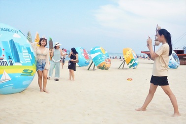Đà Nẵng: Bãi biển đông người, khu vui chơi lại vắng lặng trong ngày lễ
