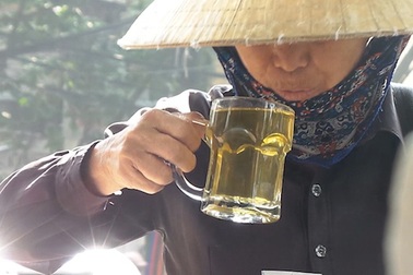 Hà Nội: Quán nước chè xanh miễn phí của người phụ nữ nghèo