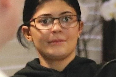 Kylie Jenner khác lạ khi không trang điểm