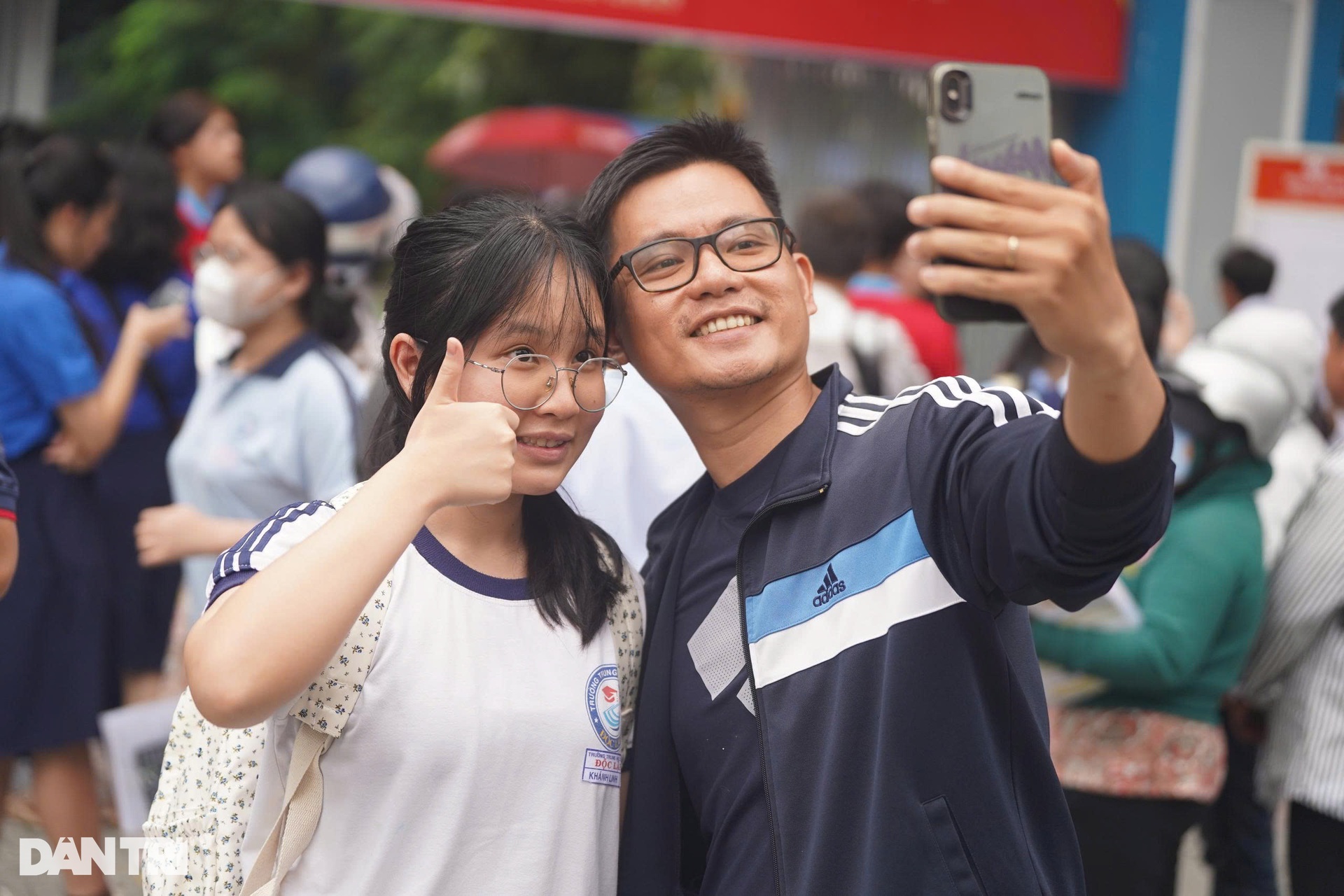 Niềm vui của hơn 76.000 thí sinh TPHCM hoàn thành kỳ thi vào lớp 10 - 9 Niềm vui của hơn 76.000 thí sinh TPHCM hoàn thành kỳ thi vào lớp 10 - 9