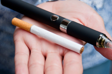 Hà Nội: 7 học sinh tiểu học nhập viện vì nghịch thuốc lá điện tử