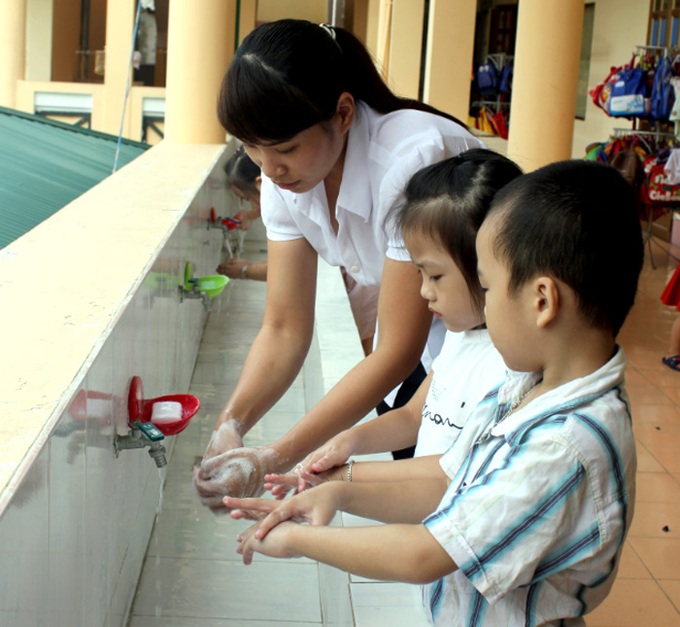 Hướng dẫn trẻ vệ sinh tay sạch sẽ để phòng bệnh