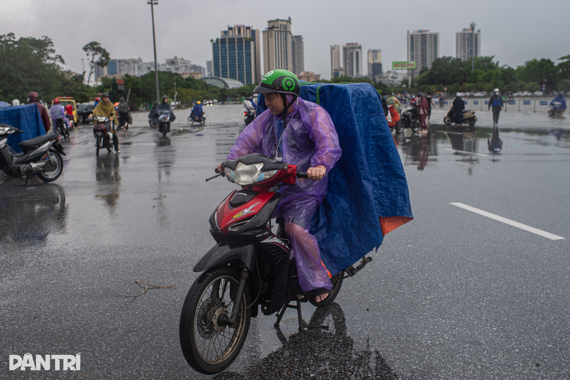 Hà Nội mưa trắng trời, quảng trường SVĐ Mỹ Đình thành biển nước mênh mông - 11 Hà Nội mưa trắng trời, quảng trường SVĐ Mỹ Đình thành biển nước mênh mông - 11