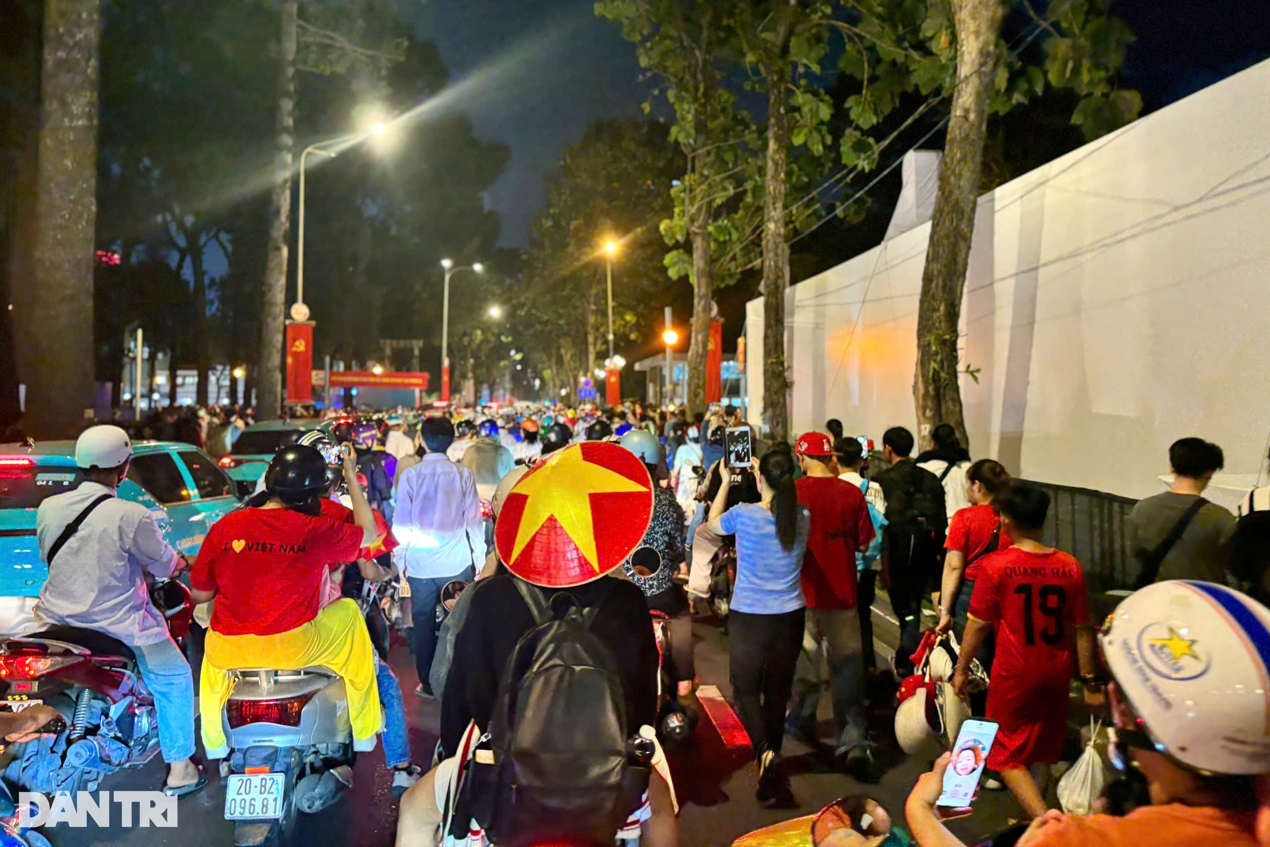 Chắc không còn lần nào trong đời tôi được chứng kiến khoảnh khắc lịch sử này nữa... - 1 Chắc không còn lần nào trong đời tôi được chứng kiến khoảnh khắc lịch sử này nữa... - 1