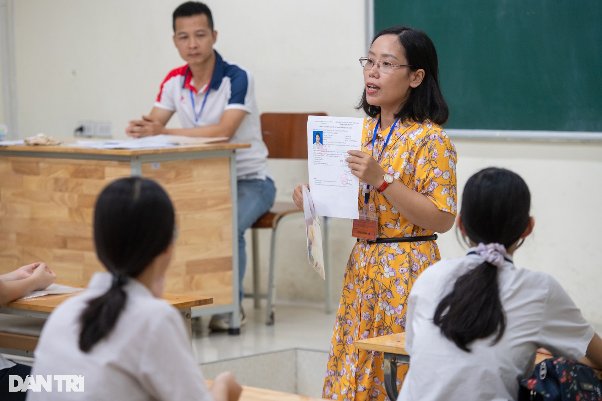 Sĩ tử Hà Nội lo lắng tới mất ngủ, dậy sớm đi làm thủ tục thi lớp 10 - 12 Sĩ tử Hà Nội lo lắng tới mất ngủ, dậy sớm đi làm thủ tục thi lớp 10 - 12