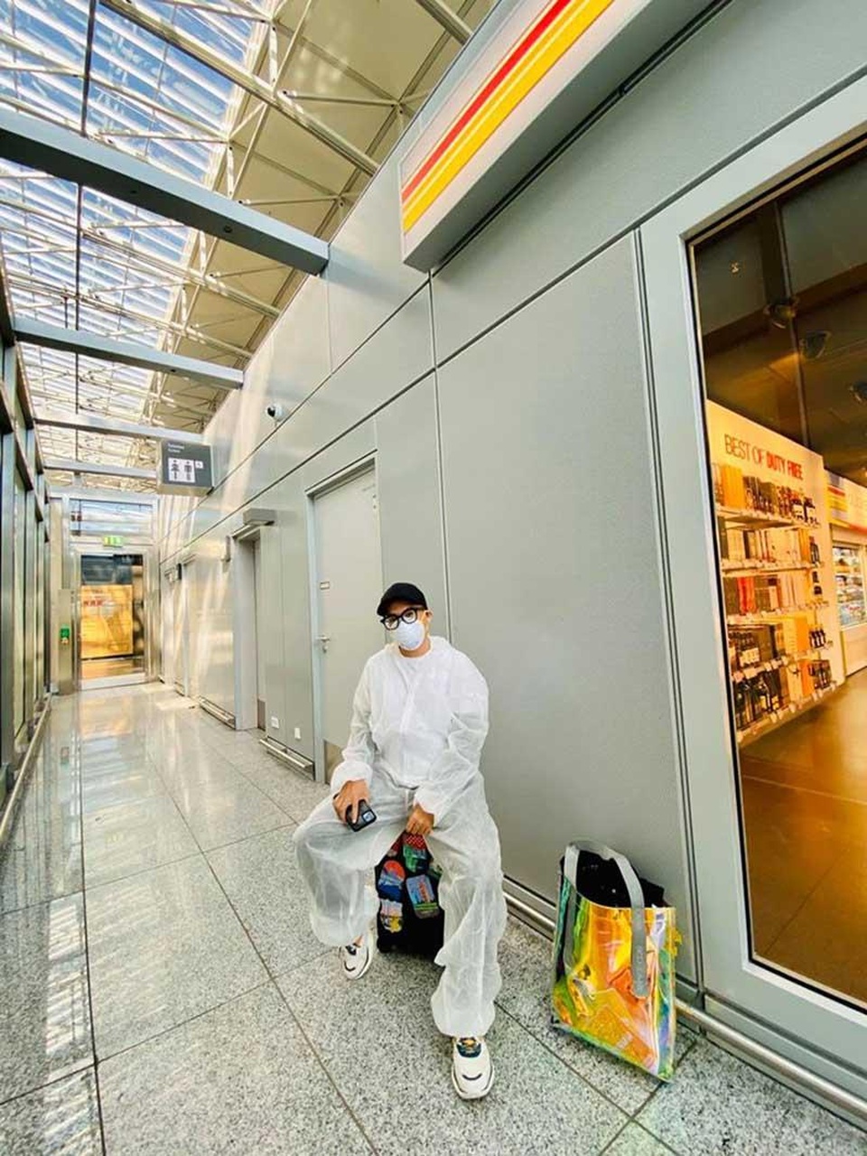 Du học sinh rủ nhau phụ giúp dọn nhà vệ sinh chung của khu cách ly - 2 Du học sinh rủ nhau phụ giúp dọn nhà vệ sinh chung của khu cách ly - 2